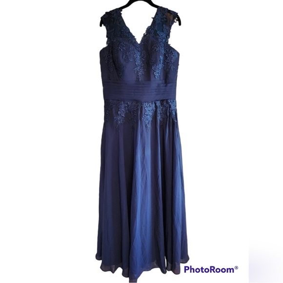 Never worn women’s size 14 evening gown - Picture 2 of 5